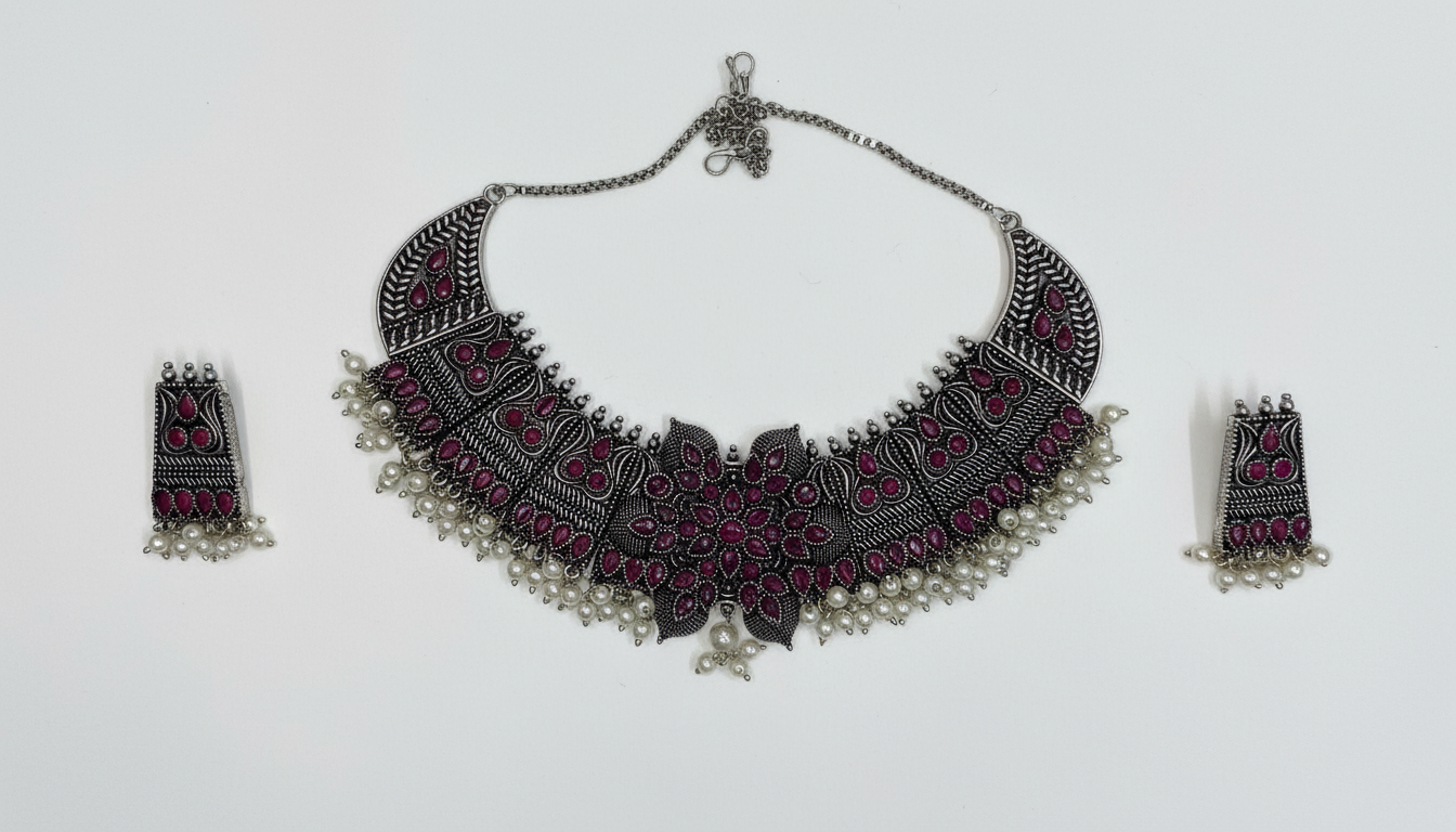 Collier en métal oxydé, orné de pierres marron et de perles blanches, au design à la fois audacieux et traditionnel.