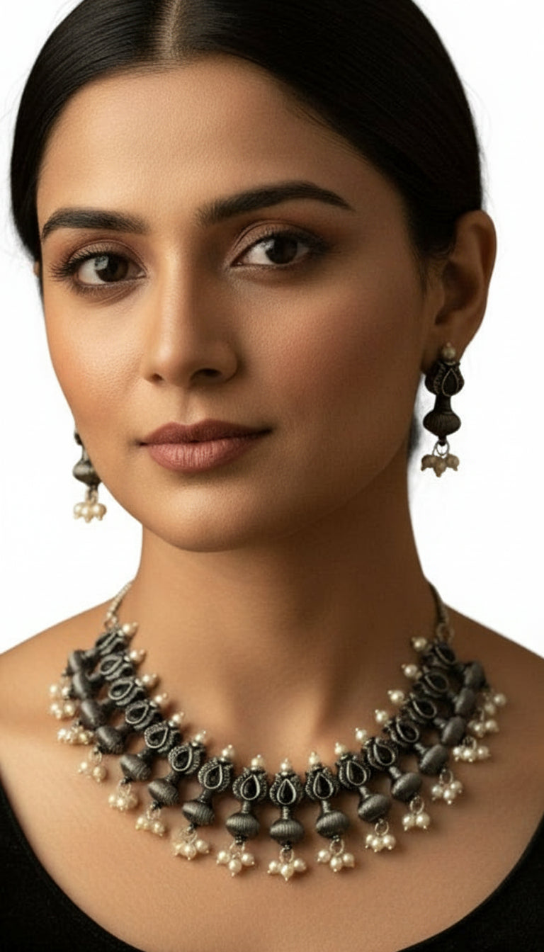 Collier en métal oxydé émaillé noir à motif floral classique et perles blanches