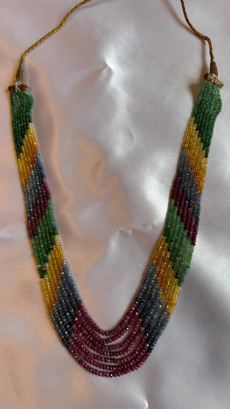 Beaded necklace with multicolor pattern