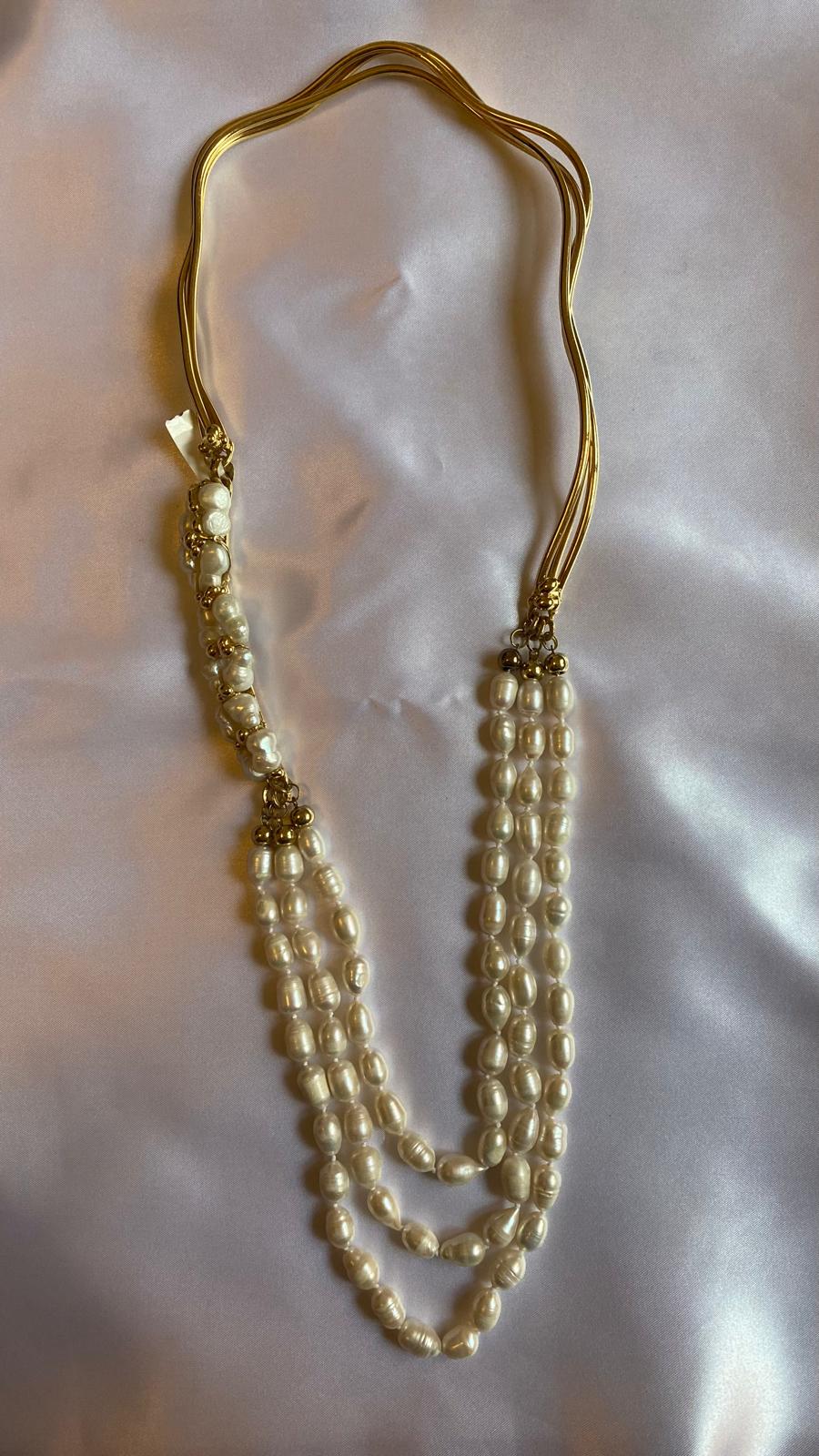 Multi-strand necklace in freshwater pearls and gold-plated metal.