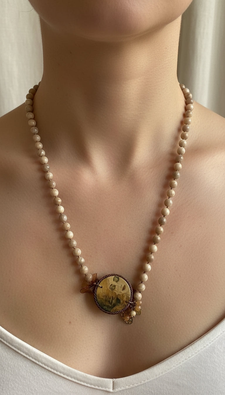 Collana in pietra del sole e legno. Fatta a mano. Made in Italy.