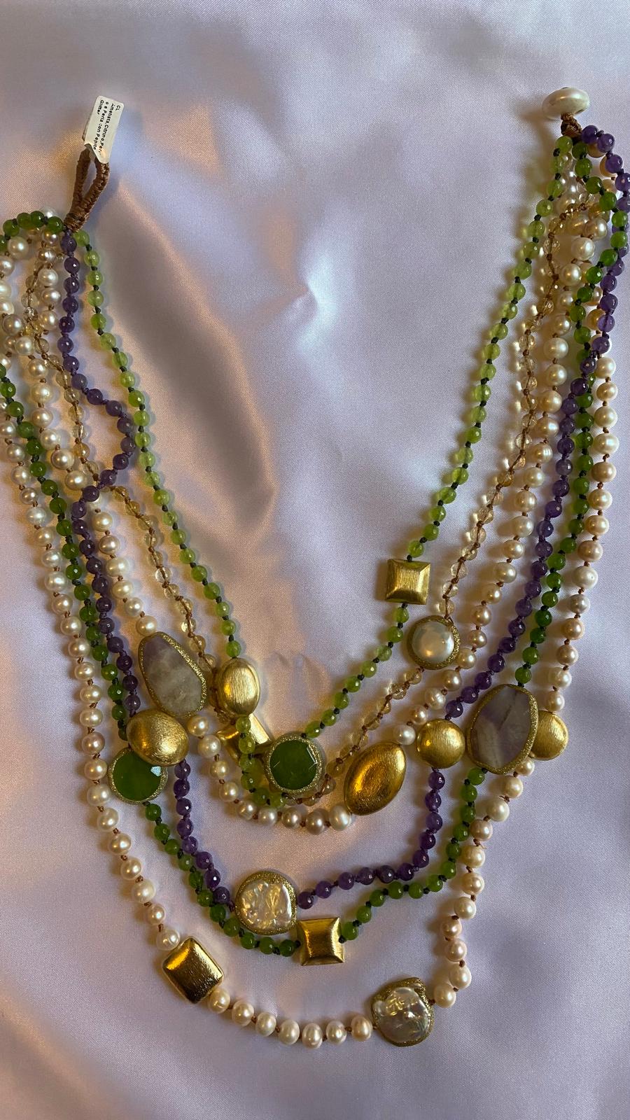 Collana multifilo in ametista, citrino, peridoto, perle, pepite d'oro e glitter.