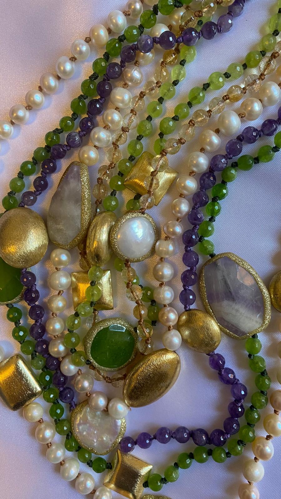 Collana multifilo in ametista, citrino, peridoto, perle, pepite d'oro e glitter.