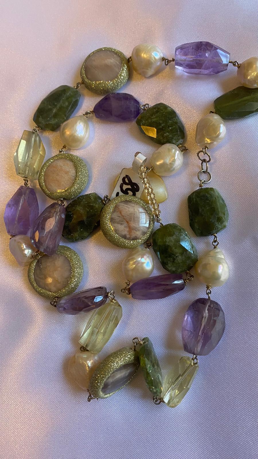 Necklace in Citrine Quartz, Freshwater Pearls, Amethyst, Jasper, and Glitter, with a Mother of Pearl clasp.