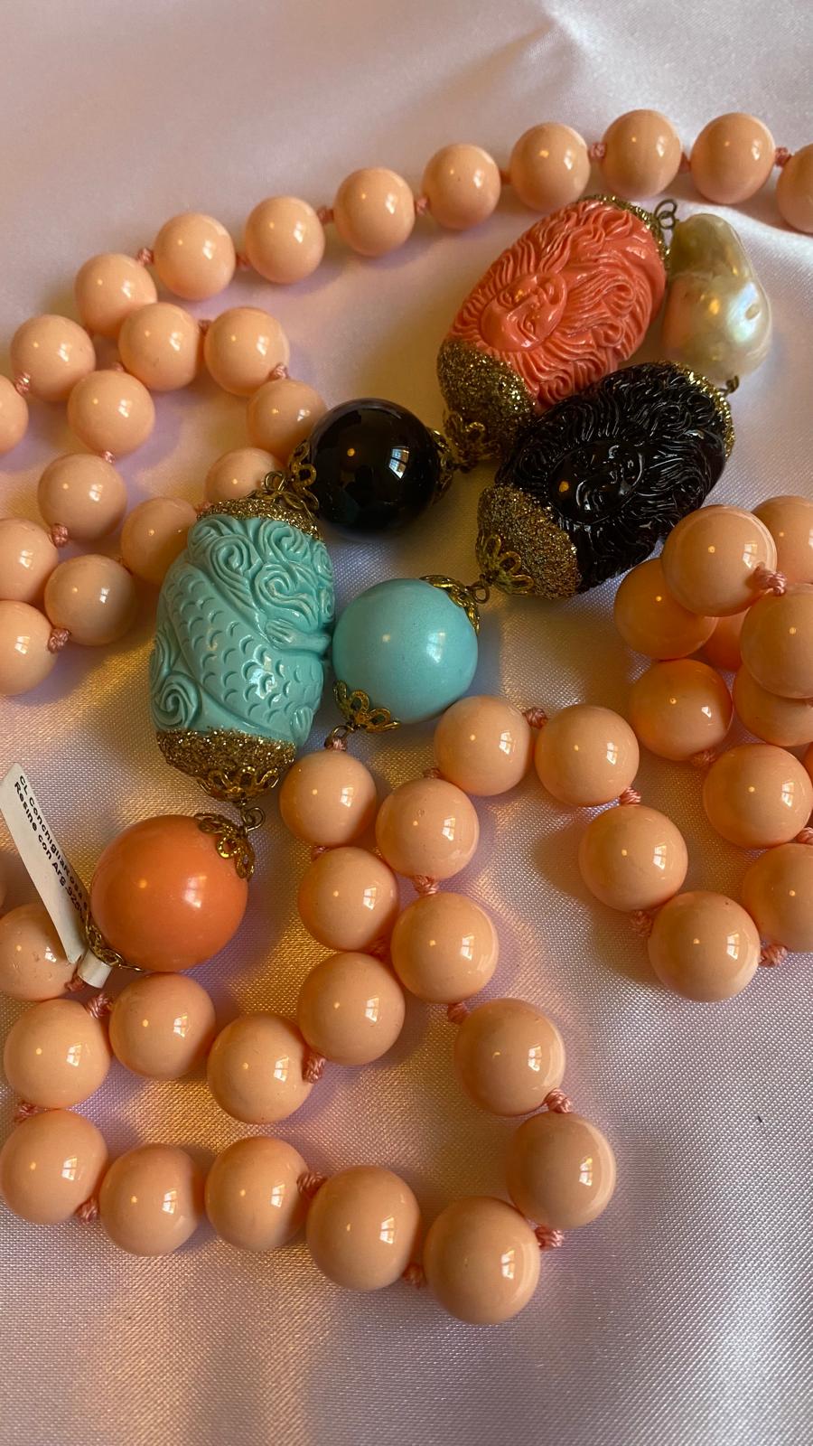 Collana realizzata in conchiglia rosa, resina, perle d'acqua dolce e onice.