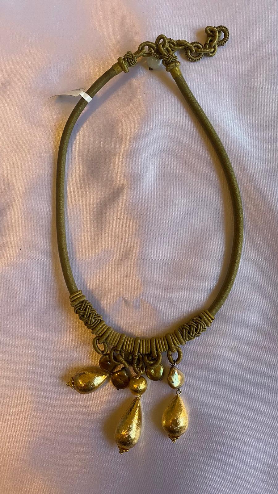 Collana con pepita d'oro e cordino di seta verde