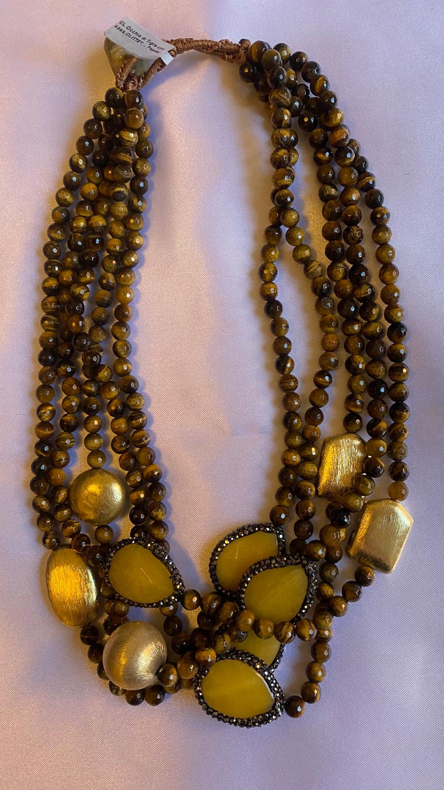 Collana multifilo realizzata in occhio di tigre, pepite d'oro e glitter con chiusura in madreperla.