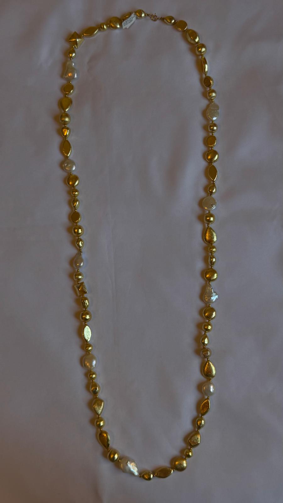 Collana lunga con perline e pepite d'oro
