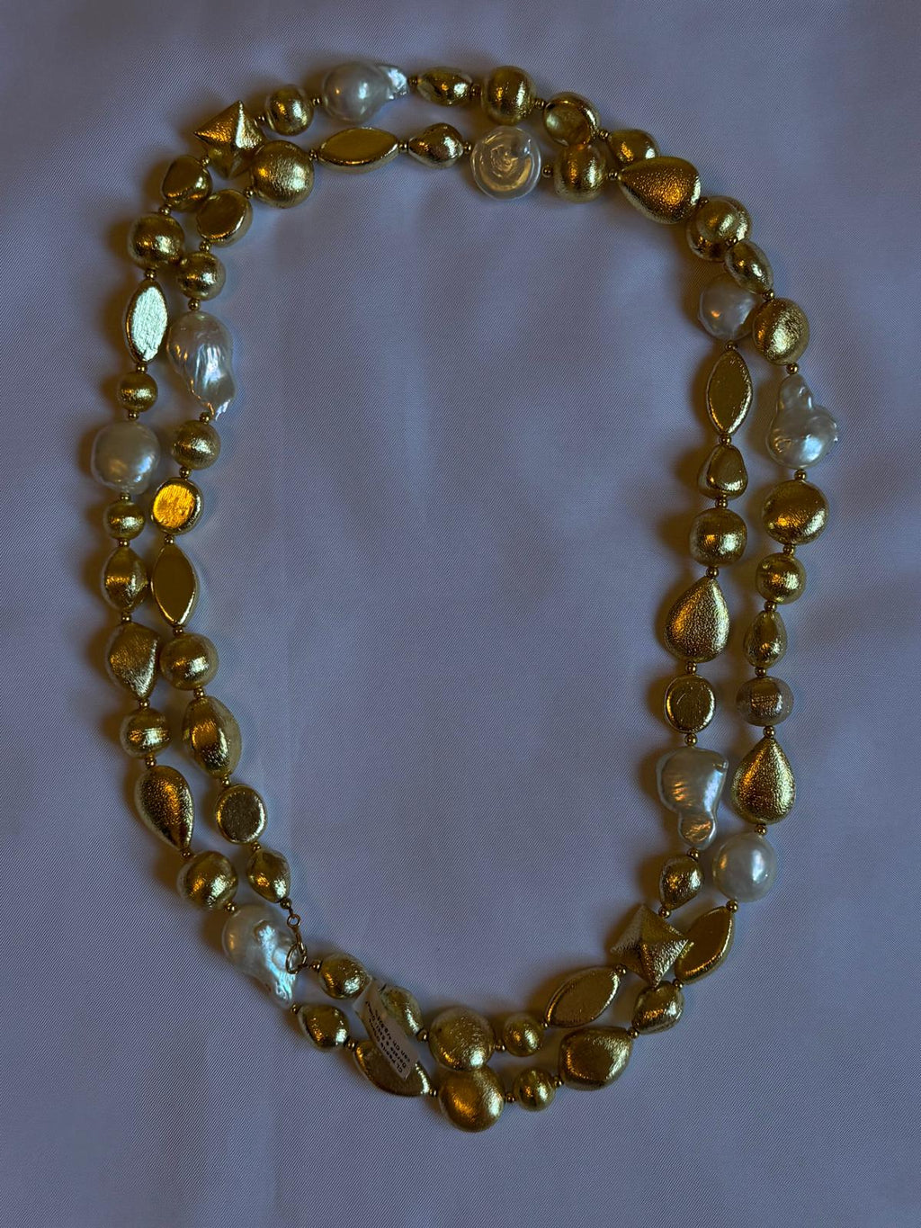 Collana lunga con perline e pepite d'oro