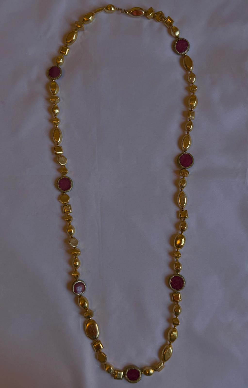 Collier en or orné de pierres rouges