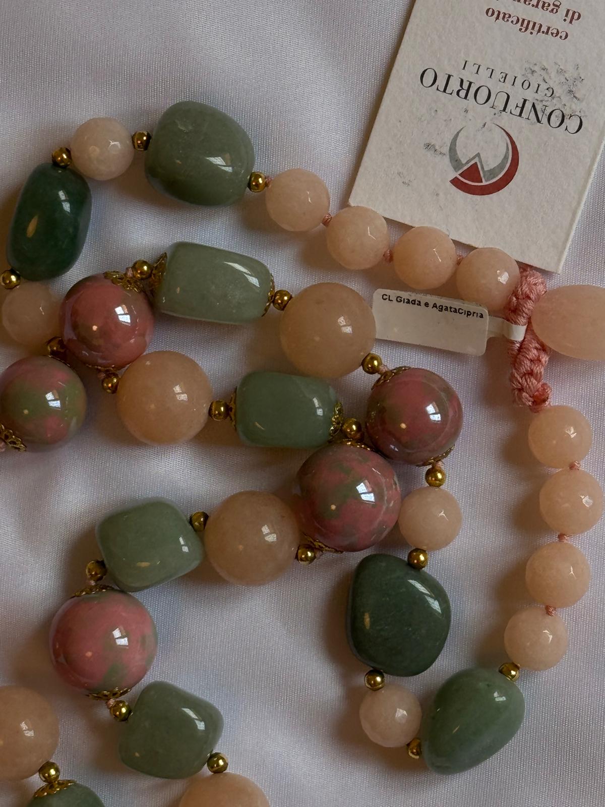 Collana realizzata in giada e agata rosa cipria.