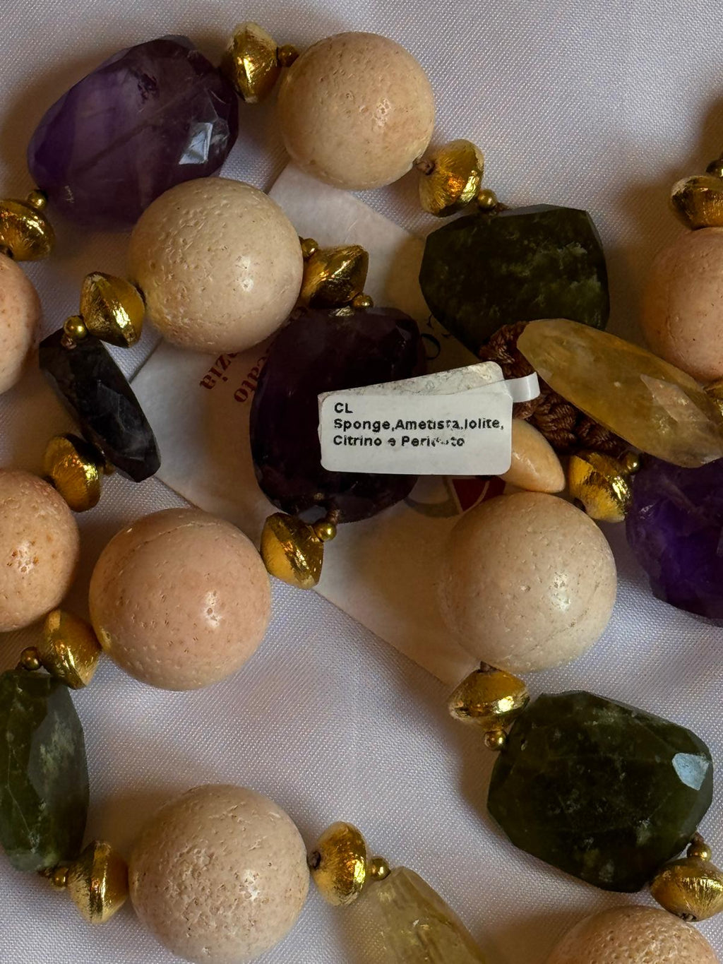 Collier composé d'éponge, d'améthyste, de quartz citrine et de péridot.