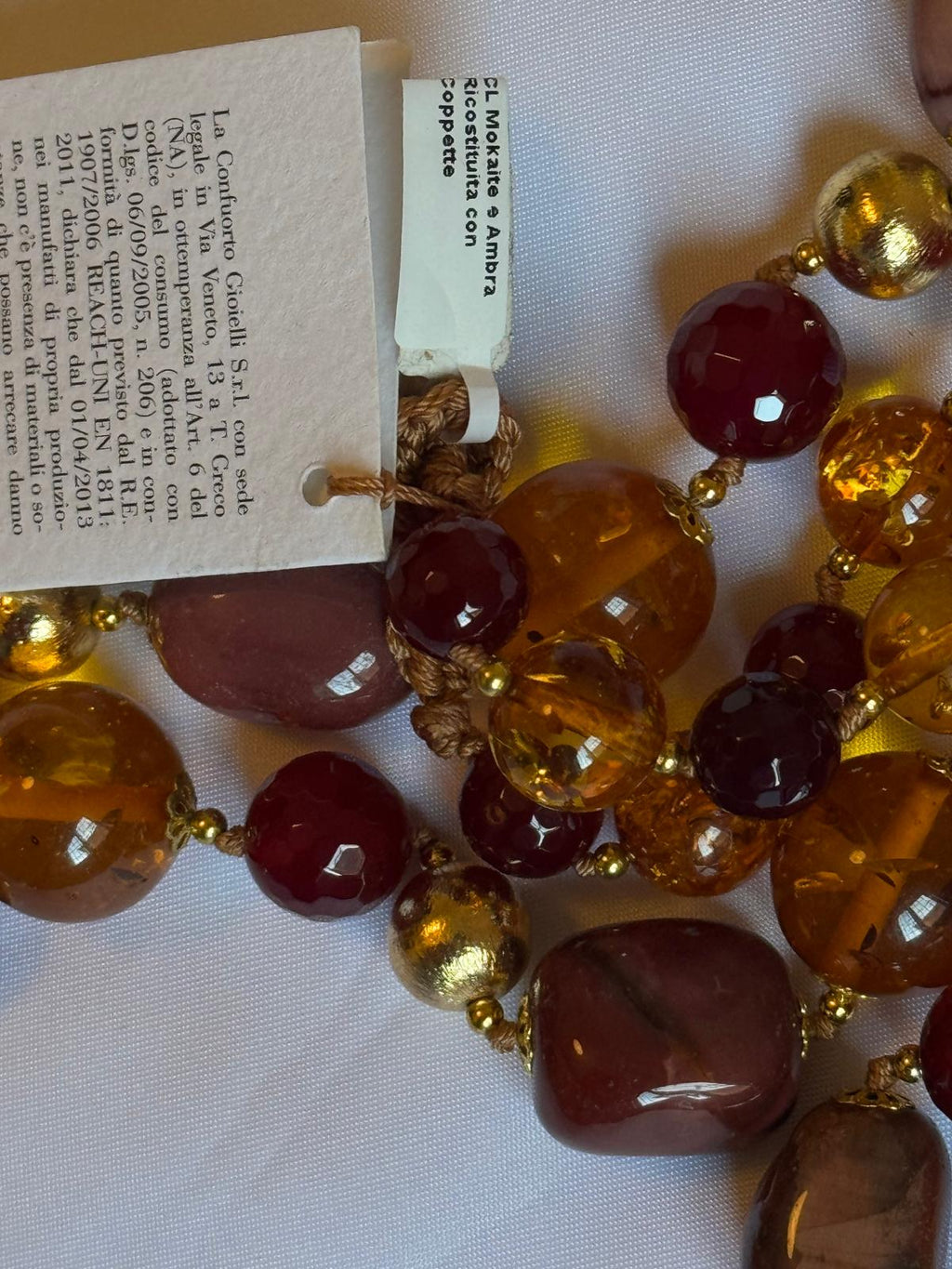 Collana realizzata con perle di Mookaite e ambra con dettagli placcati in oro.