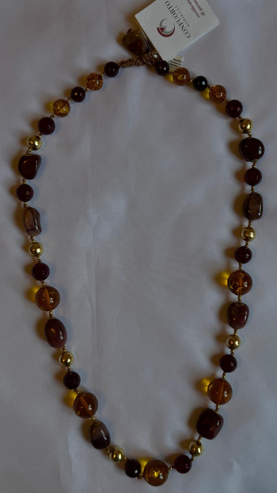 Collana realizzata con perle di Mookaite e ambra con dettagli placcati in oro.