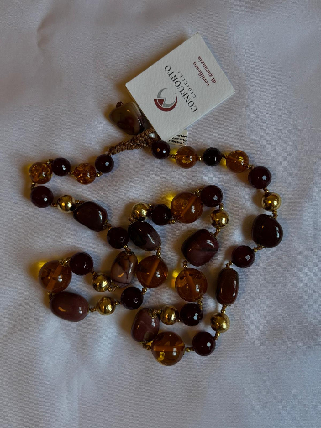Collana realizzata con perle di Mookaite e ambra con dettagli placcati in oro.
