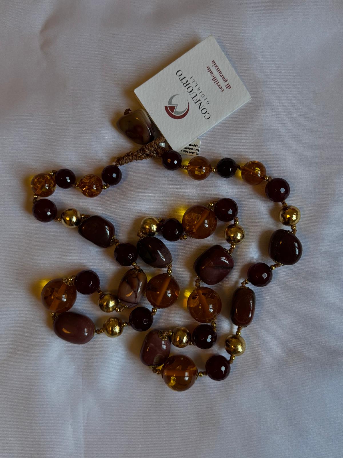 Collana realizzata con perle di Mookaite e ambra con dettagli placcati in oro.