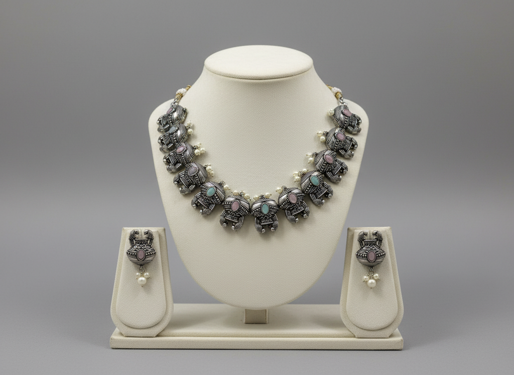 Collier en argent oxydé avec motif éléphant et pierres pastel rose et vert menthe