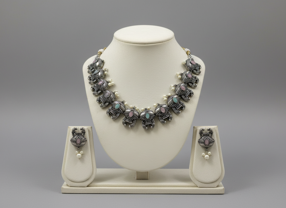 Collier en argent oxydé avec motif éléphant et pierres pastel rose et vert menthe