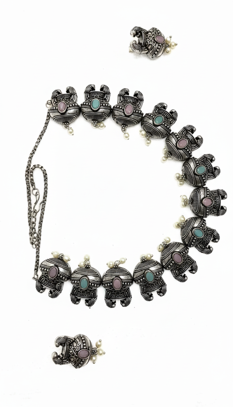 Collier en argent oxydé avec motif éléphant et pierres pastel rose et vert menthe