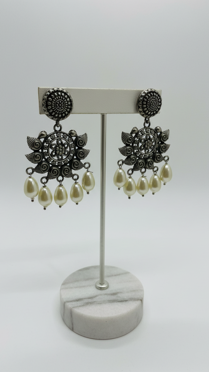Boucles d'oreilles pendantes en perles blanches plaquées argent
