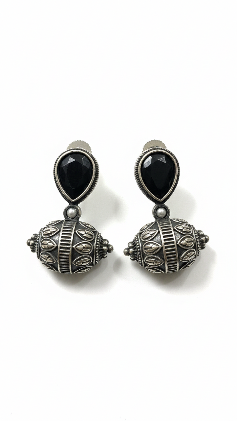 Boucles d'oreilles en métal oxydé et pierre noire