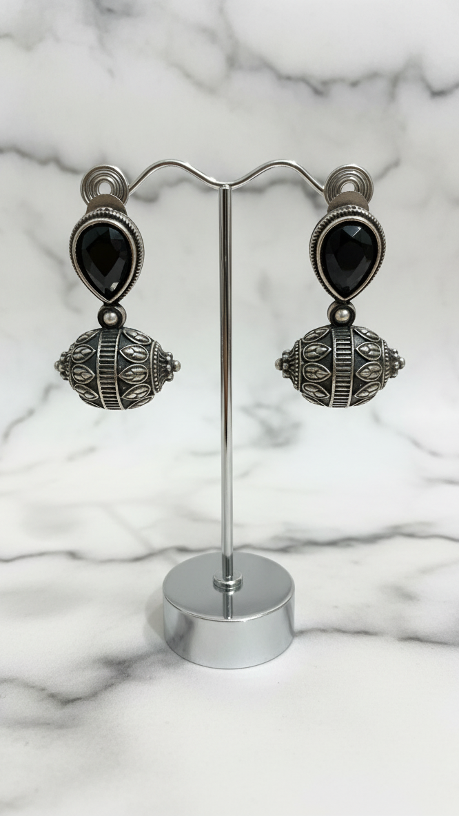 Boucles d'oreilles en métal oxydé et pierre noire