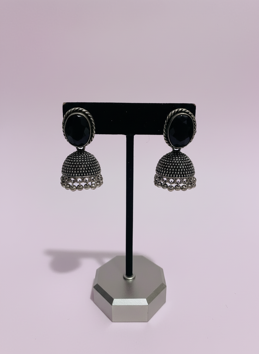 Boucles d'oreilles jhumka en métal argenté et noir en forme de dôme, style dôme.