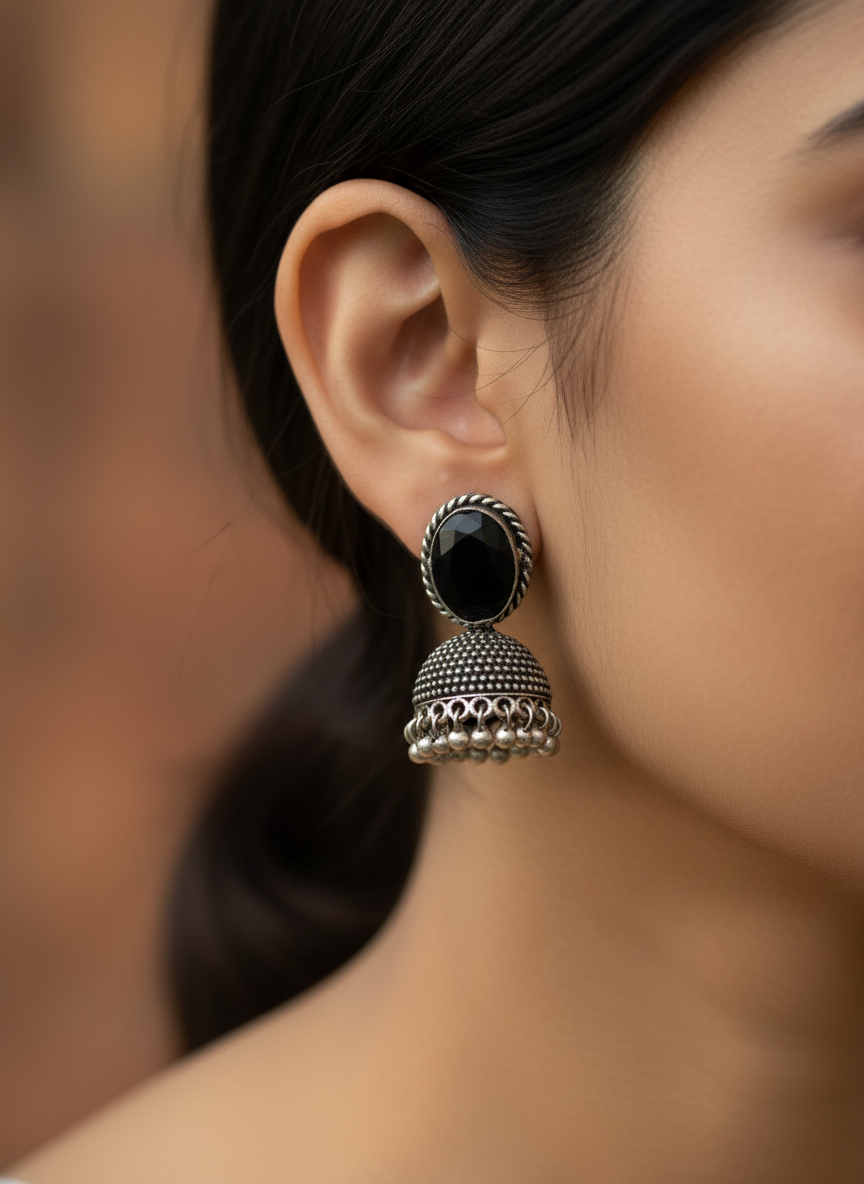 Boucles d'oreilles jhumka en métal argenté et noir en forme de dôme, style dôme.